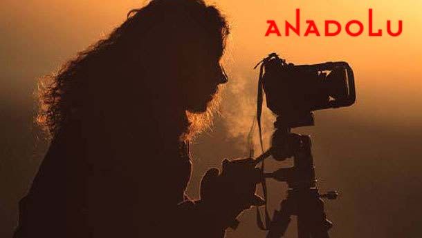 bayan fotoğraf çekiyor Adana